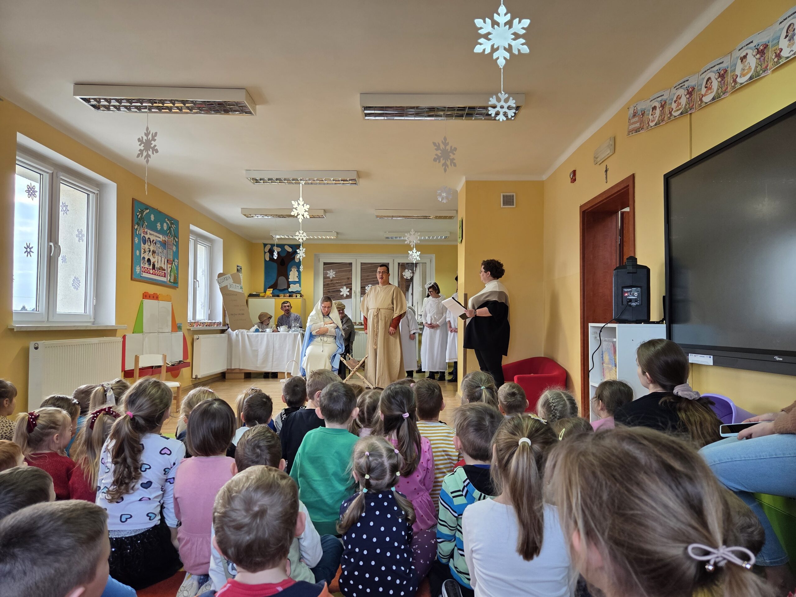 Uczestnicy WTZ zaprezentowali wyjątkowe jasełka w naszym przedszkolu