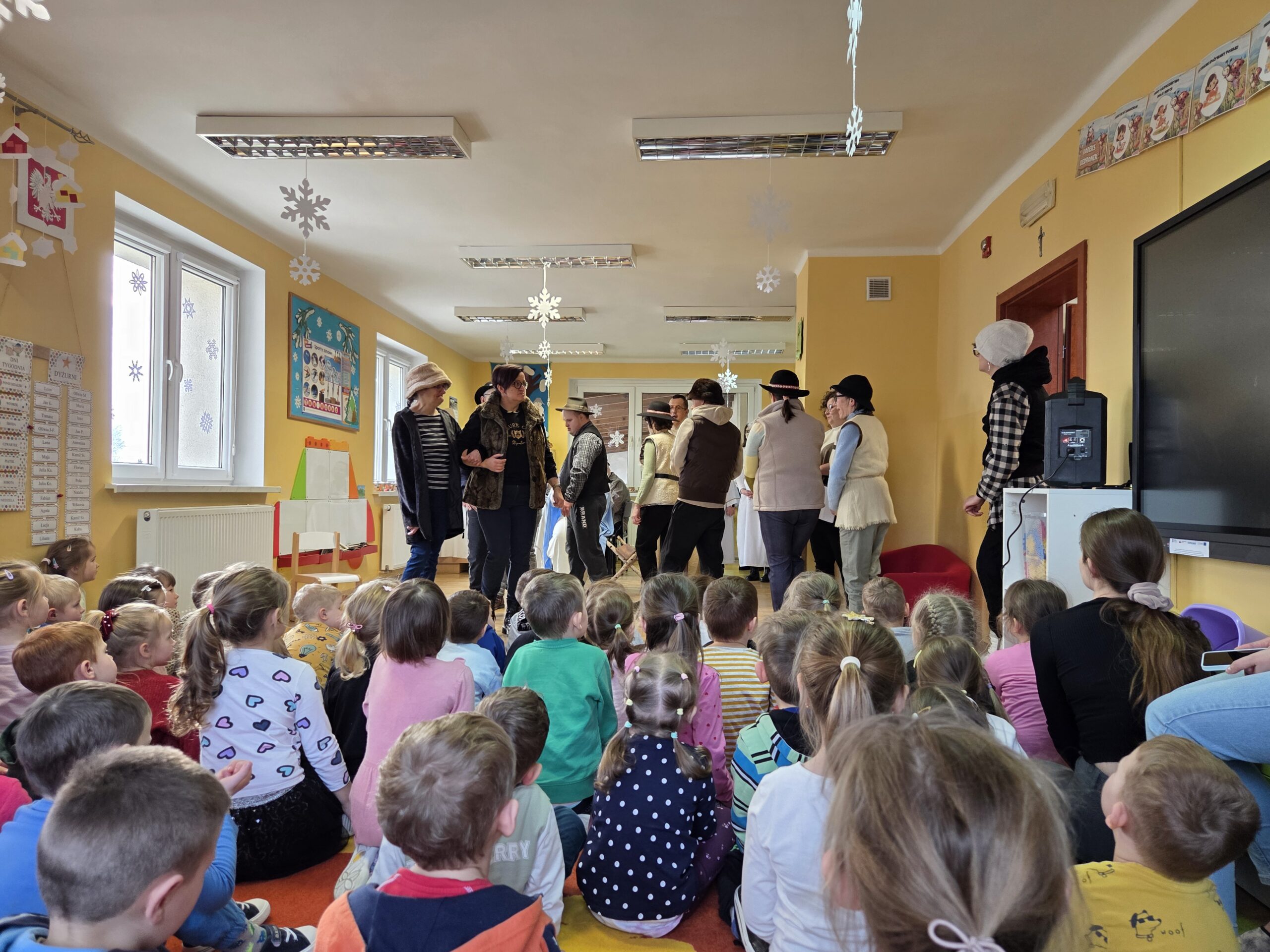 Uczestnicy WTZ zaprezentowali wyjątkowe jasełka w naszym przedszkolu