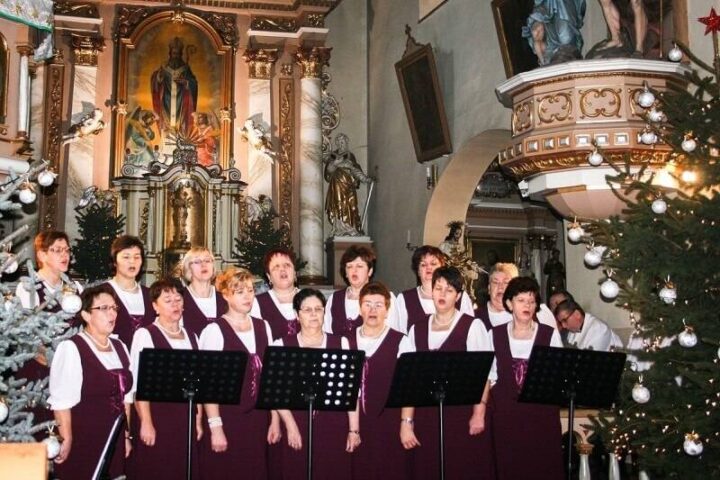 Kolędowanie "Siołkowiczanek" w parafii Zakrzów