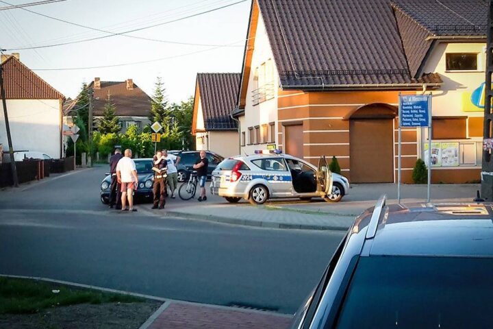 Mercedes potrącił rowerzystkę na skrzyżowaniu