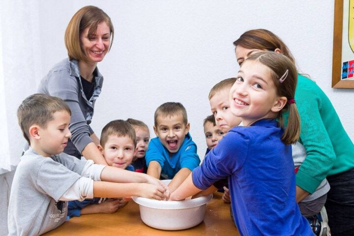 Dzieciom pieczenie ciastek sprawia tyle zabawy!