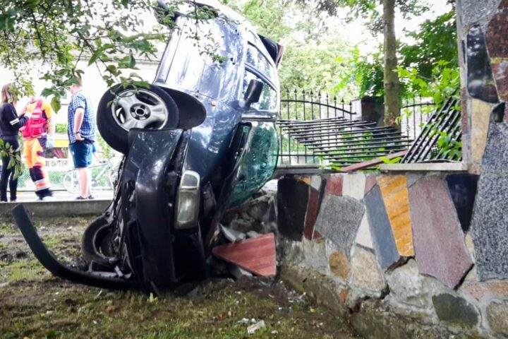 Wypadek w Starych Siołkowicach. Auto wylądowało na płocie! [Video]