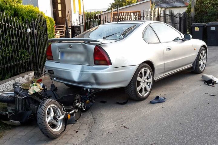 Na ul. Warszawskiej motorowerzysta zderzył się z dwoma autami!