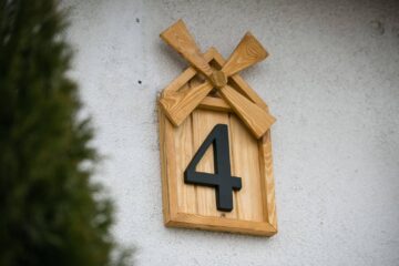 Pierwsze wiatrakowe numery domów zawisły na fasadach