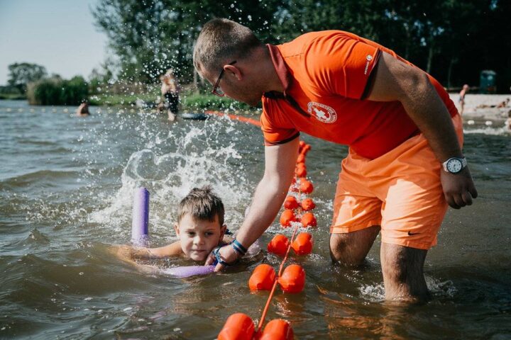 Nauka pływania na kąpielisku w Nowych Siołkowicach