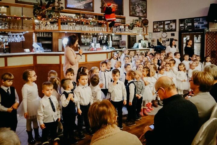 Przedszkolaki z Siołkowic świętowały Dzień Babci i Dziadka