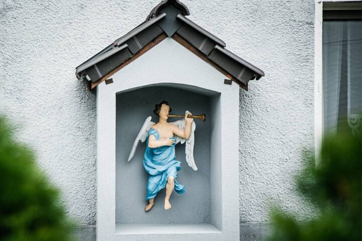 W przydomowej kaplicy po 30 latach wróciła oryginalna figura anioła!