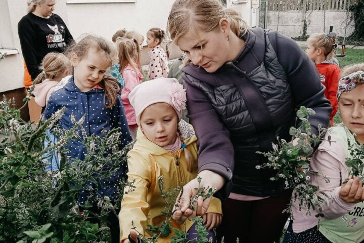 W Publicznym Przedszkolu w Starych Siołkowicach realizowana jest innowacja pedagogiczna pt. „Wszystkimi zmysłami poznajemy świat, choć tak niewiele mamy lat”.