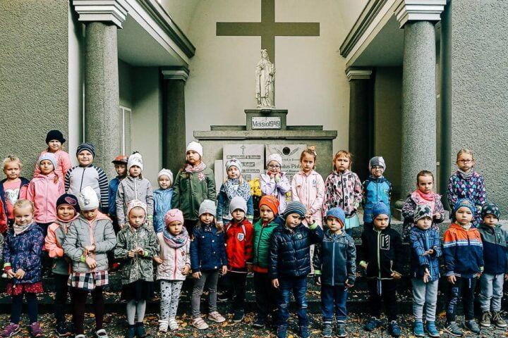 Przedszkolacy odwiedzili groby osób zasłużonych i cenionych w Starych Siołkowicach