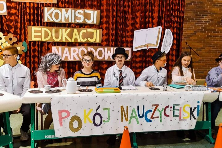 Uroczysty apel z okazji Dnia Komisji Edukacji Narodowej w Starych Siołkowicach