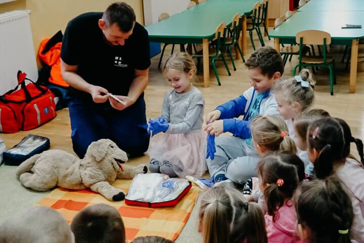 Już wiemy jak udzielić pierwszej pomocy! Przedszkole Stare Siołkowice gościło ratownika medycznego