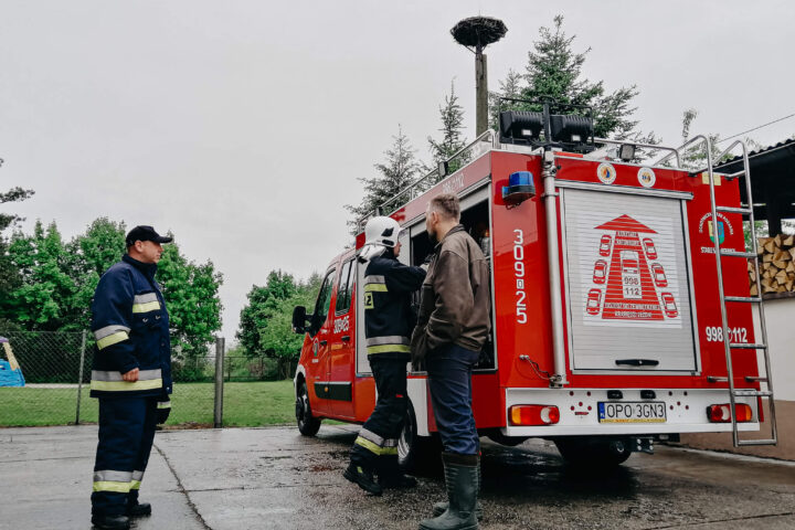 Strażacy usuwali zagrażające bezpieczeństwu drzewa przy przedszkolu
