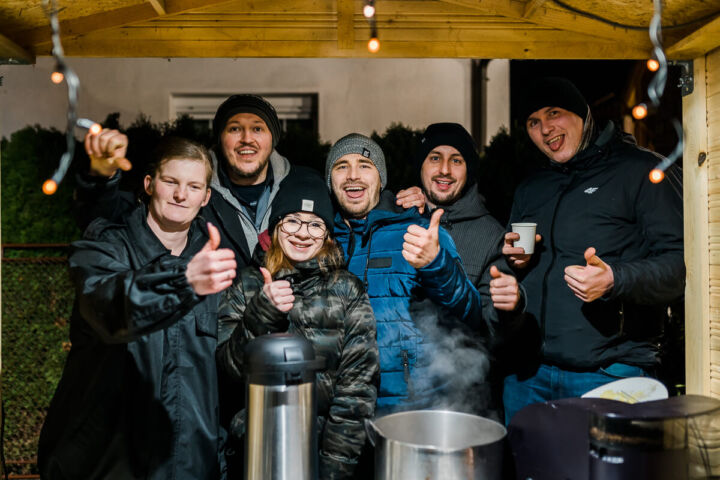 Duża frekwencja! Spotkanie plenerowe zwieńczone zapaleniem choinki!