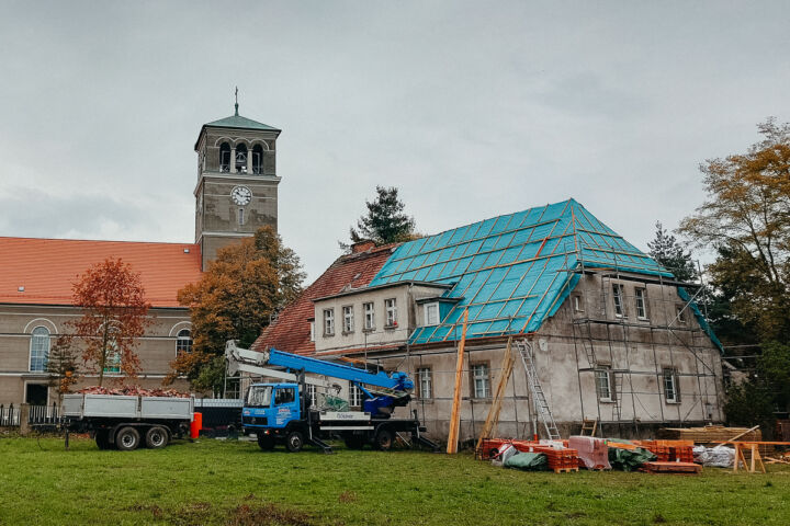 Ruszył remont dachu na plebani
