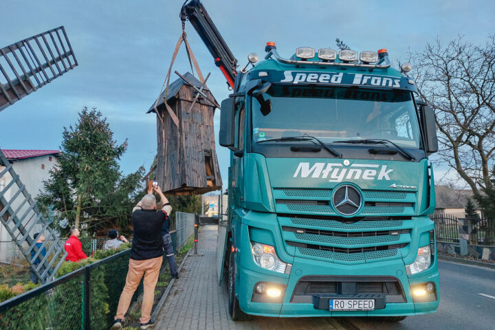 Replika wiatraka stanęła w certum Siołkowic! Zdjęcia z transportu!