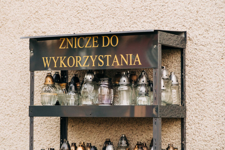 Regał na znicze do ponownego użytku na cmentarzu w Starych Siołkowicach