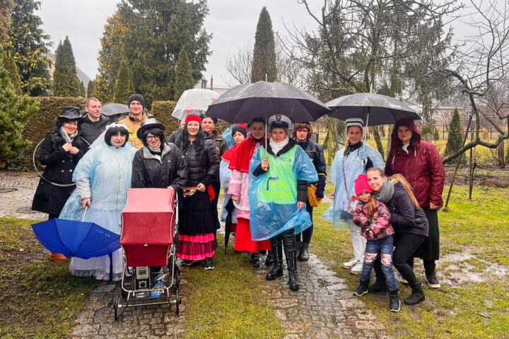 Nawet deszcz im niestraszny - jubileuszowe wodzenie niedźwiedzia wciąż trwa!