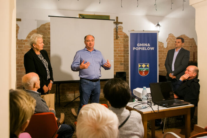 Projekcja filmu „O czym szumią araukarie” oraz spotkanie z Panem Dariuszem Debernym