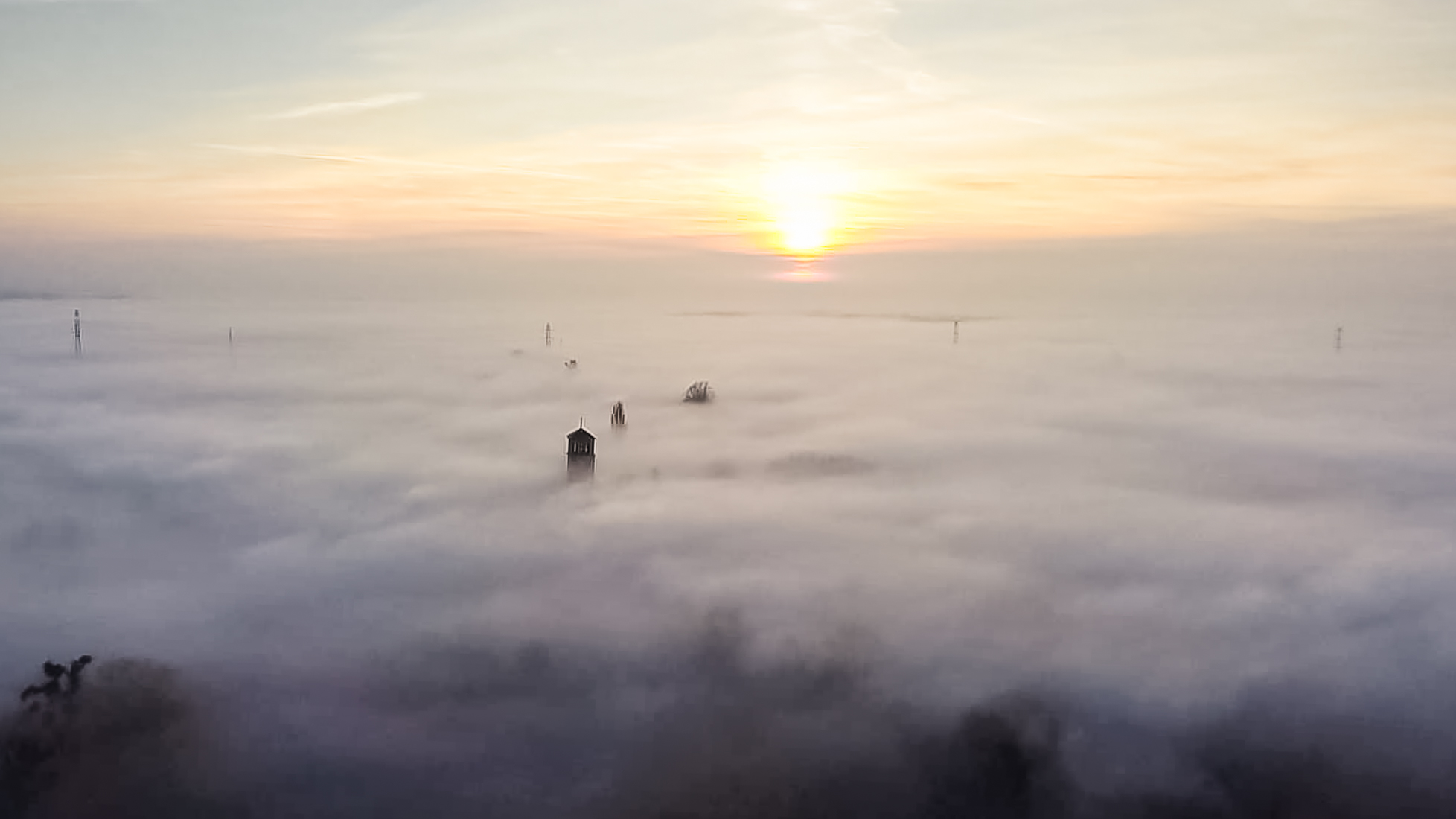 Stare Siołkowice toną w tajemniczej mgle...