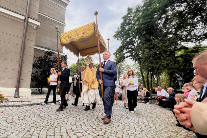 Wierni na ulicach – święto Bożego Ciała w Starych Siołkowicach