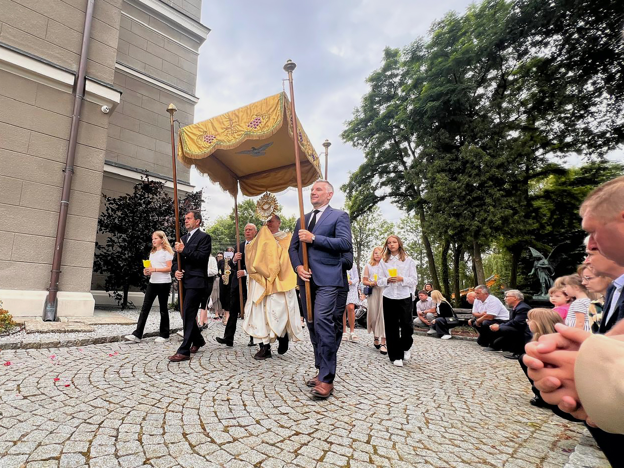 Wierni na ulicach – święto Bożego Ciała w Starych Siołkowicach