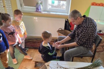 Piotr Wiśny z warsztatami wikliniarskimi w Siołkowickim Przedszkolu