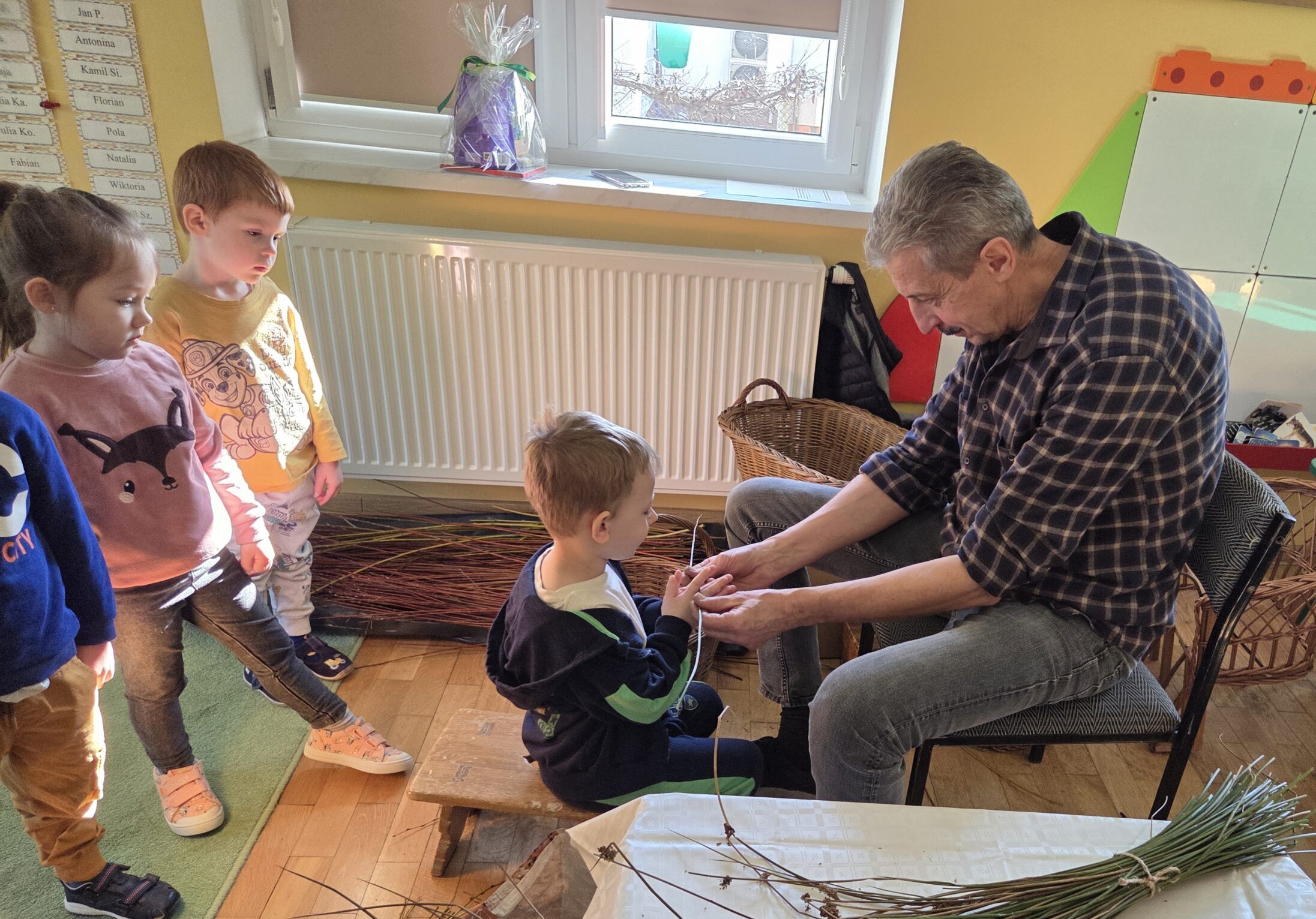 Piotr Wiśny z warsztatami wikliniarskimi w Siołkowickim Przedszkolu